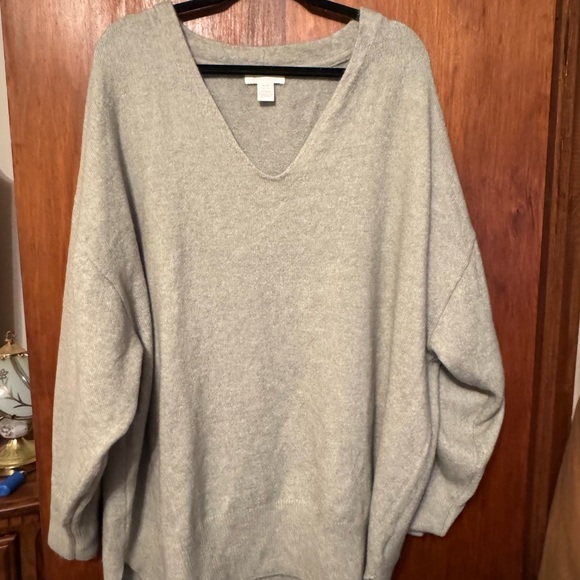 H&M Women's V-Neck Plus Size Sweater - Size XXL - Picture 2 of 4